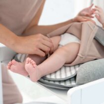 Matelas à langer Doomoo Cosy Care Granit : confort premium, coton bio doux, housse lavable et bords sécurisés. En vente sur Bebemaman.ma, livraison rapide au Maroc.