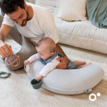 Le Doomoo Twisty Pearl Grey est un coussin 2-en-1 multifonction idéal pour grossesse et allaitement. Confort modulable et tissu Oeko-Tex. Achetez sur Bebemaman.ma !