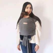Découvrez notre écharpe de portage physiologique gris , conçue pour offrir confort et sécurité à votre bébé tout en vous laissant les mains libres.