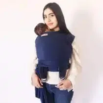 Découvrez notre écharpe de portage physiologique bleue, conçue pour offrir confort et sécurité à votre bébé tout en vous laissant les mains libres.
