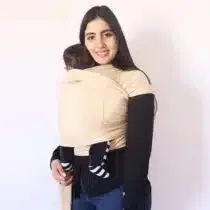 Découvrez notre écharpe de portage physiologique beige , conçue pour offrir confort et sécurité à votre bébé tout en vous laissant les mains libres.