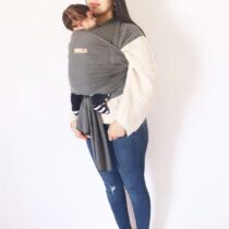 Découvrez notre écharpe de portage physiologique gris , conçue pour offrir confort et sécurité à votre bébé tout en vous laissant les mains libres.