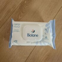 Biolane Eau Pure H2O 750ml nettoie en douceur le visage, le corps et le siège de bébé sans rinçage. Idéale dès la naissance. Disponible sur Bebemaman.ma.