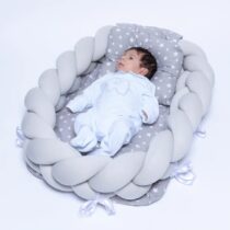 Offrez à votre bébé un sommeil paisible avec notre lit cocon tressé beige aux motifs étoiles. Confort, sécurité et design élégant réunis pour votre nouveau-né.