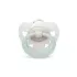 Offrez à votre bébé un confort naturel avec la sucette en silicone NUK Signature 0–6 mois –Vert & Gris . Forme physiologique, sans BPA, avec boîte réutilisable.