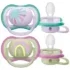 Découvrez le lot de 2 sucettes Philips Avent Ultra Air pour bébés de 0 à 6 mois. Design ventilé, motifs soleil et arc-en-ciel, avec boîte de stérilisation incluse.