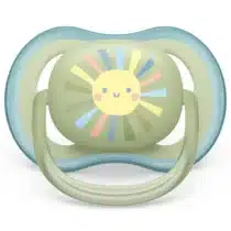 Découvrez le lot de 2 sucettes Philips Avent Ultra Air pour bébés de 0 à 6 mois. Design ventilé, motifs soleil et arc-en-ciel, avec boîte de stérilisation incluse.
