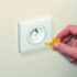 Sécurisez votre maison avec le lot de 12 cache-prises SAFETY 1st. Faciles à installer, compatibles avec les prises standard, ils protègent efficacement votre enfant des dangers électriques.