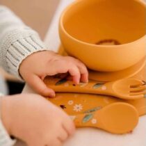 Découvrez le kit de couverts en silicone Chewy l'Éléphant de Sassi Junior : ergonomiques, sûrs et ludiques, parfaits pour les repas des tout-petits dès 12 mois.