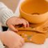 Découvrez le kit de couverts en silicone Chewy l'Éléphant de Sassi Junior : ergonomiques, sûrs et ludiques, parfaits pour les repas des tout-petits dès 12 mois.