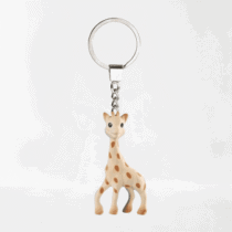 Offrez le coffret Sophie la girafe avec son mini porte-clés – Le cadeau de naissance idéal pour bébé et parent. Produit 100% naturel – Livraison rapide au Maroc.