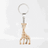 Offrez le coffret Sophie la girafe avec son mini porte-clés – Le cadeau de naissance idéal pour bébé et parent. Produit 100% naturel – Livraison rapide au Maroc.