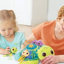 Offrez un éveil sensoriel complet à bébé avec Juju Maman Tortue de VTech : sons, lumières, apprentissage et tendresse dès 6 mois. Disponible sur Bebemaman.ma.