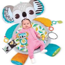 Offrez à bébé un espace de jeu doux et stimulant avec le Tapis d’Éveil Koala Câlin VTech. Activités sensorielles, lumières et sons dès la naissance.