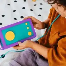 Coque violette en silicone pour Lunii. Protège la conteuse des chocs et des rayures. Adaptée aux enfants. Disponible sur Bebemaman.ma.