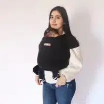 Découvrez notre écharpe de portage physiologique bleue, conçue pour offrir confort et sécurité à votre bébé tout en vous laissant les mains libres.