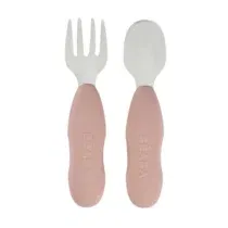 Aidez votre bébé à gagner en autonomie avec le lot de 2 pré-couverts d'apprentissage en inox de BÉABA. Design ergonomique, matériaux sûrs et adaptés aux petites mains. Coloris Pralin