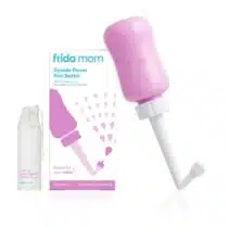 Découvrez le Frida Mom bouteille périnéale a l'envers, un bidet portatif ergonomique conçu pour soulager les jeunes mamans après l’accouchement. Simple, pratique et efficace.