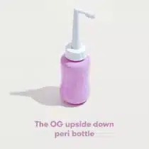 Découvrez le Frida Mom bouteille périnéale a l'envers, un bidet portatif ergonomique conçu pour soulager les jeunes mamans après l’accouchement. Simple, pratique et efficace.