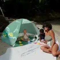Protégez bébé avec la Tente Anti-UV Tropical Badabulle sur Bebemaman.ma : protection FPS 50+, légère, ventilée et idéale plage, parc ou pique-nique.