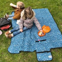 Nappe pique‑nique Seaside Romance Little Band – 130×150 cm, matelassée face doux et dos imperméable, garnissage ouate polyester. Idéale pour sorties, parc, plage.