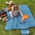 Nappe pique‑nique Seaside Romance Little Band – 130×150 cm, matelassée face doux et dos imperméable, garnissage ouate polyester. Idéale pour sorties, parc, plage.