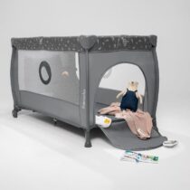 Découvrez le lit bébé 2 en 1 Lionelo Stefi Plus sur Bebemaman.ma : lit de voyage + parc, pliable, avec matelas et sac de transport. Pratique, compact et sûr dès la naissance.
