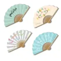 Découvrez l'éventail NILDOR en bois et papier, un accessoire élégant et pratique pour vous rafraîchir avec style. Léger, pliable et facile à transporter.