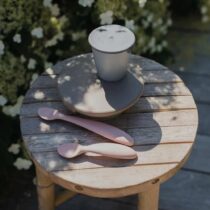 Retrouvez BIBS Lot de 2 Cuillères Cuillère Bébé et Parent blush aux meilleurs prix sur Bebemaman.ma . Livraison à domicile partout au Maroc. Paiement à la livraison.