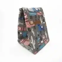 Découvrez le Nildor Lunch Bag Alpagas, en coton perlé épais et doublé aluminium : pratique, imperméable et élégant pour les repas de bébé.