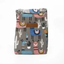 Découvrez le Nildor Lunch Bag Alpagas, en coton perlé épais et doublé aluminium : pratique, imperméable et élégant pour les repas de bébé.