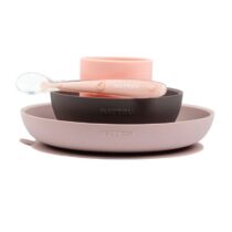 Set repas Nattou en silicone rose 4 pièces : assiette et bol antidérapants, tasse et cuillère doux. Sans BPA, lavable, micro‑ondes. Idéal dès 6 mois.