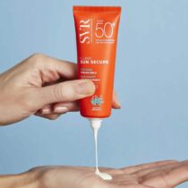 SVR Sun Secure Fluide SPF 50+ – écran solaire fluide légère, non-gras, large spectre UVB/UVA/visible/infra-rouge. Convient à toute la famille, respectueux marin, certifié peau sensible.