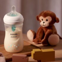 Biberon Avent Natural Response 260 ml avec valve AirFree – réduction des coliques, débit imitant le sein, sans BPA, facile à tenir et à nettoyer. Dès 1 mois.