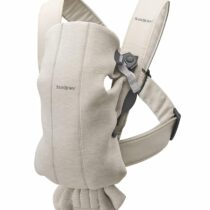 Offrez à votre nouveau-né un portage doux et sécurisé avec le Porte-bébé Mini 3D Jersey Light Beige de BabyBjörn. Idéal dès la naissance jusqu'à 12 mois, avec tissu respirant et soutien optimal.