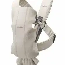 Offrez à votre nouveau-né un portage doux et sécurisé avec le Porte-bébé Mini 3D Jersey Light Beige de BabyBjörn. Idéal dès la naissance jusqu'à 12 mois, avec tissu respirant et soutien optimal.