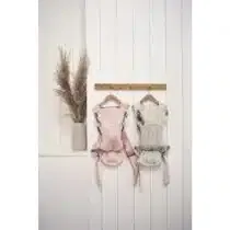 Offrez à votre nouveau-né un portage doux et sécurisé avec le Porte-bébé Mini 3D Jersey Light Beige de BabyBjörn. Idéal dès la naissance jusqu'à 12 mois, avec tissu respirant et soutien optimal.