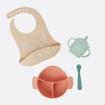 Apprenez à bébé à manger seul avec le set repas Babymoov Learn’Isy en silicone (motif Renard). Antidérapant, souple, incassable, parfait dès 6 mois.