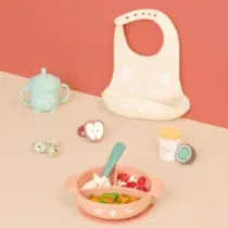 Apprenez à bébé à manger seul avec le set repas Babymoov Learn’Isy en silicone (motif Renard). Antidérapant, souple, incassable, parfait dès 6 mois.