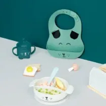 Apprenez à bébé à manger seul avec le set repas Babymoov Learn’Isy en silicone (motif Chien). Antidérapant, souple, incassable, parfait dès 6 mois.