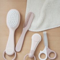 Ciseaux Béaba spécial bébé – Vieux rose. Embouts arrondis, inox désinfectable, capuchon hygiénique. Dès la naissance. Livraison rapide au Maroc.
