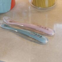 Découvrez la cuillère Béaba 1er âge en silicone bleu – embout ultra‑souple, manche ergonomique, sans BPA, adaptée dès 4 mois. Lavable, hygiénique et sécurisée.