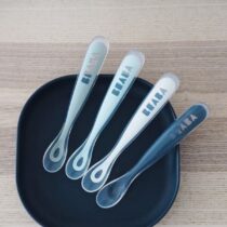 Lot 4 cuillères Béaba 1er âge en silicone souple – bleu, gris, eucalyptus – embout doux, manche ergonomique, hygiène maximale, dès 4 mois, sans BPA.