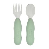 Aidez votre bébé à gagner en autonomie avec le lot de 2 pré-couverts d'apprentissage en inox de BÉABA. Design ergonomique, matériaux sûrs et adaptés aux petites mains. Coloris Vert sauge
