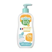 Gel lavant 2‑en‑1 ultra doux Carryboo, à l'extrait d'abricot bio et aloe vera, nettoie avec douceur la peau et les cheveux de bébé dès la naissance. Format 500 ml.