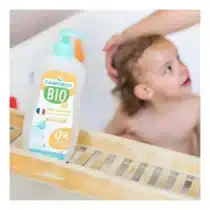 Gel lavant 2‑en‑1 ultra doux Carryboo, à l'extrait d'abricot bio et aloe vera, nettoie avec douceur la peau et les cheveux de bébé dès la naissance. Format 500 ml.