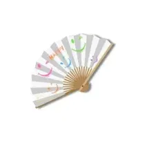 Découvrez l'éventail NILDOR en bois et papier, un accessoire élégant et pratique pour vous rafraîchir avec style. Léger, pliable et facile à transporter.