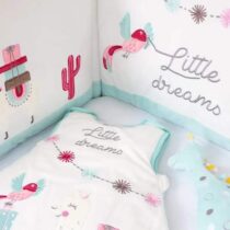 Créez un cocon sécurisant avec le tour de lit velours Little Lama de Little Band. Adaptable aux lits 60×120 et 70×140, certifié OEKO‑TEX, lavable en machine, dès la naissance.