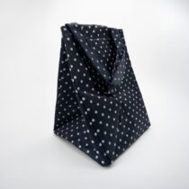 Découvrez le Nildor Lunch Bag Bleu à pois , en coton perlé épais et doublé aluminium : pratique, imperméable et élégant pour les repas de bébé.