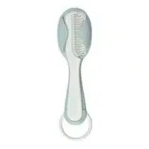 Peigne + brosse Béaba bleu/vert : poils en nylon ultra‑doux, peigne antinœuds, manche ergonomique, anneau suspendable. Dès la naissance, prise en main facile.